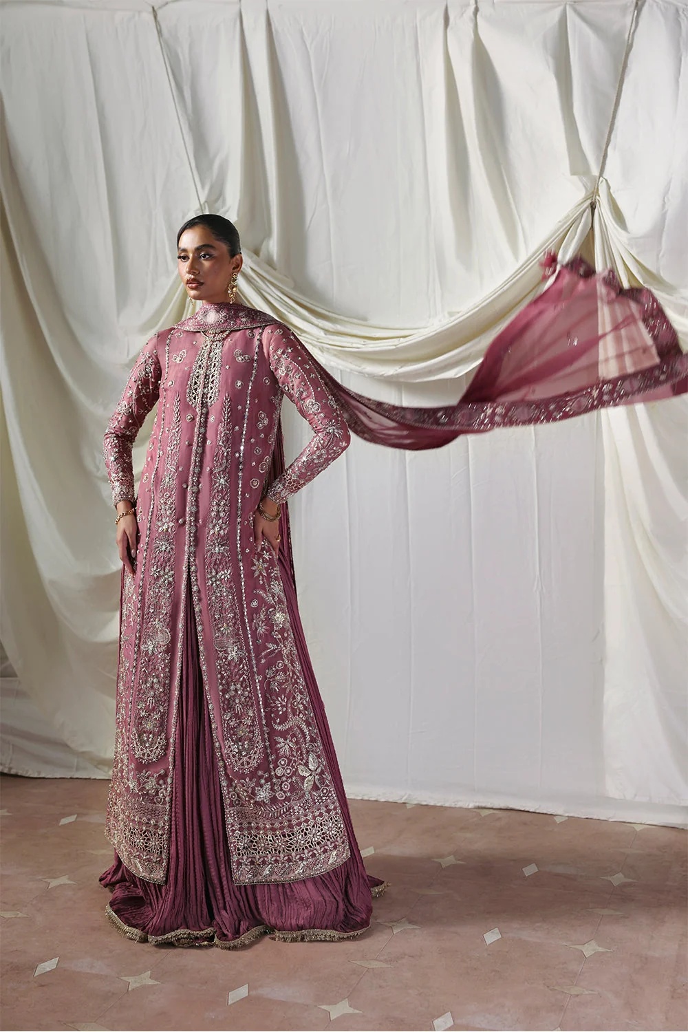 ISOLDE - SORAYA clothing in mauve tones.